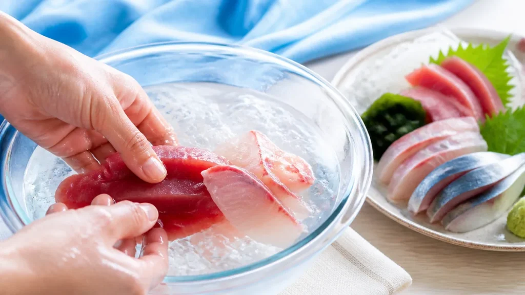 刺身は洗うと美味しくなる？水洗い・塩水処理・あらいの違いと正しいやり方を解説のアイキャッチ画像