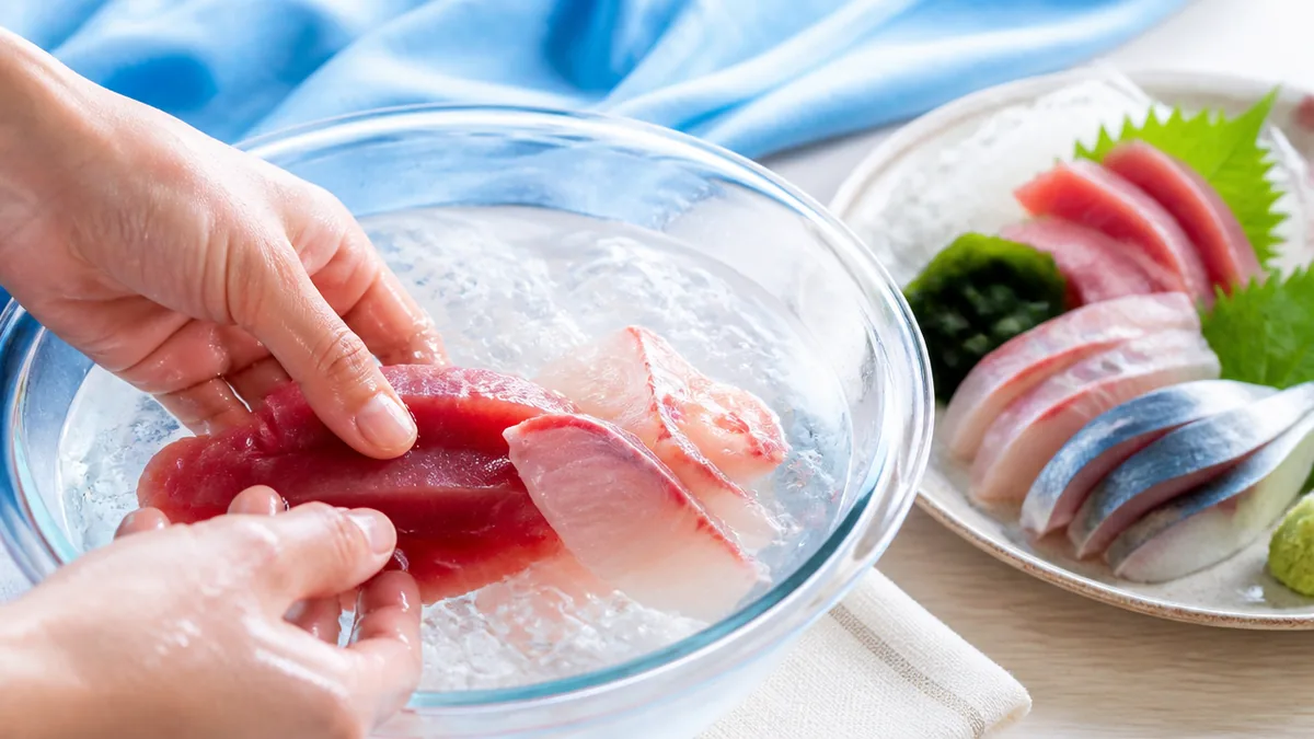 刺身は洗うと美味しくなる？水洗い・塩水処理・あらいの違いと正しいやり方を解説のアイキャッチ画像