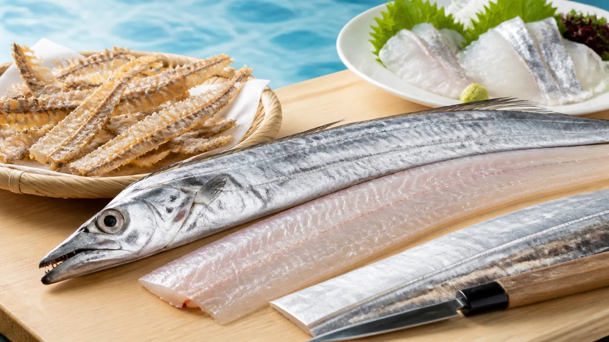 太刀魚の骨は柔らかくて丸ごと食べられる｜小骨を取る三枚おろしと骨せんべいの作り方のアイキャッチ画像