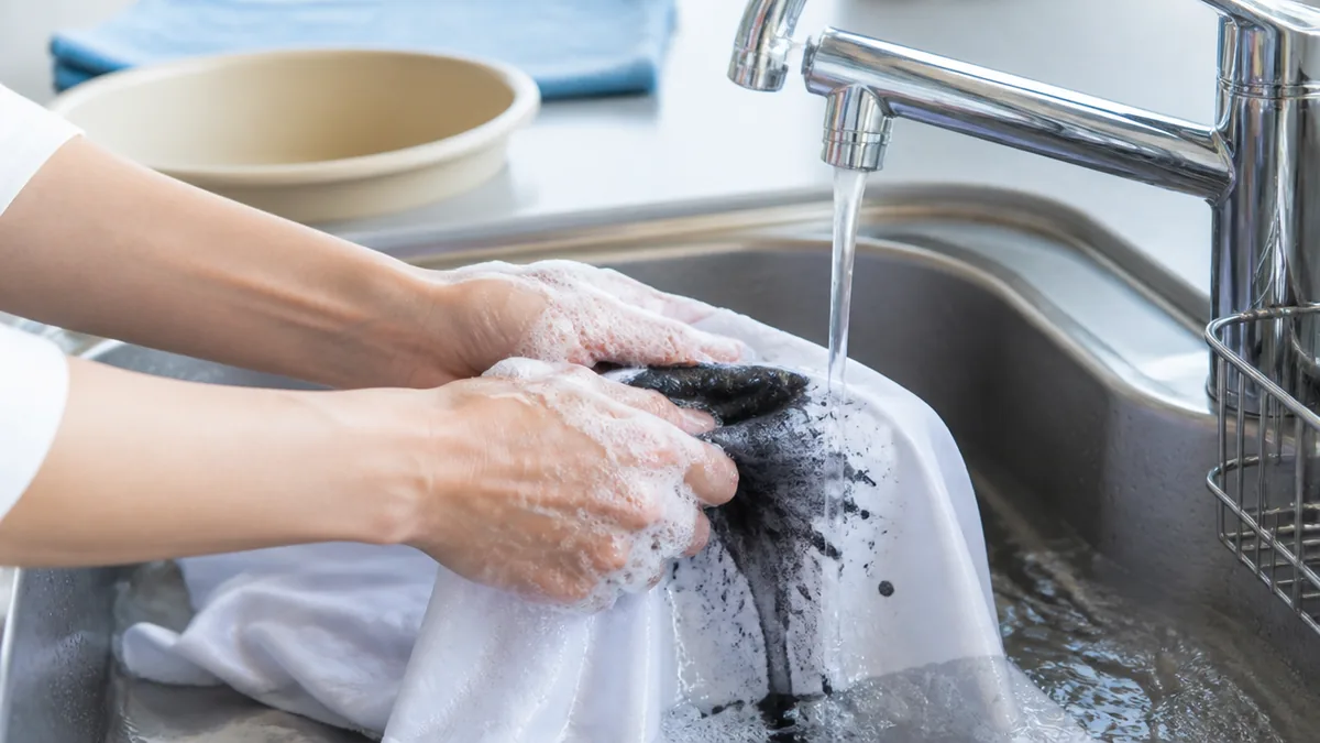 服についた黒いシミを消す手順｜台所用洗剤→漂白剤の順番が正解の解説画像